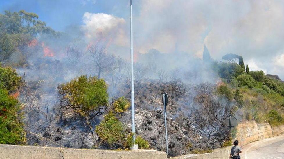 Fuoco vicino alle case: caccia al piromane