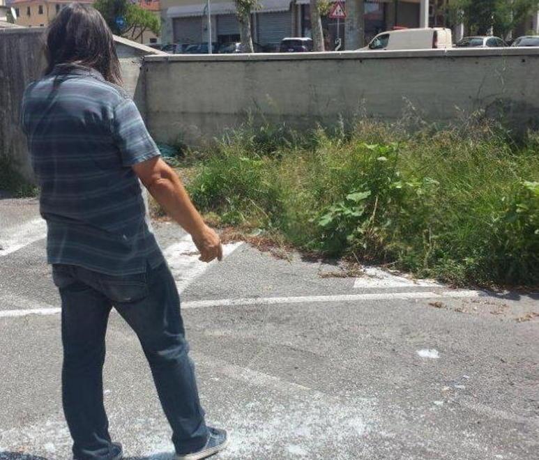 Raid vandalici sulle macchine in sosta in via Argine destro