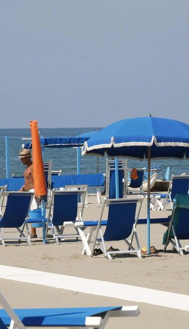 Ombrelloni, sdraio e lettini pignorati in un bagno a Forte 