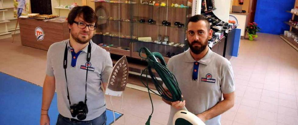 Mille mestieri in un solo negozio Daniele ed Emanuele ci provano 