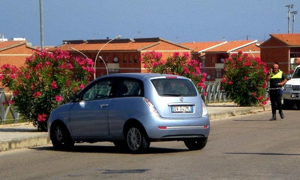 Con l’auto contro il marciapiede 