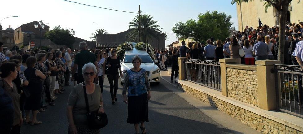 San Basilio dà l’ultimo saluto al padre eroe 