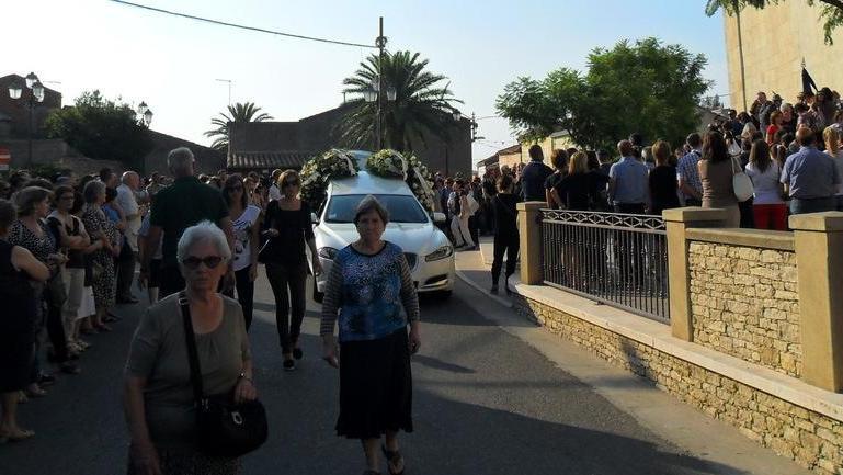 San Basilio dà l’ultimo saluto al padre eroe