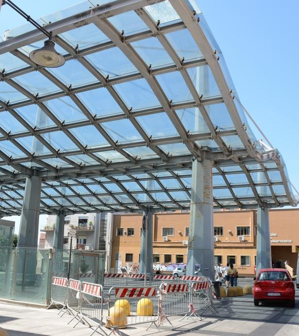 Cede un’altra lastra in piazza Mercato