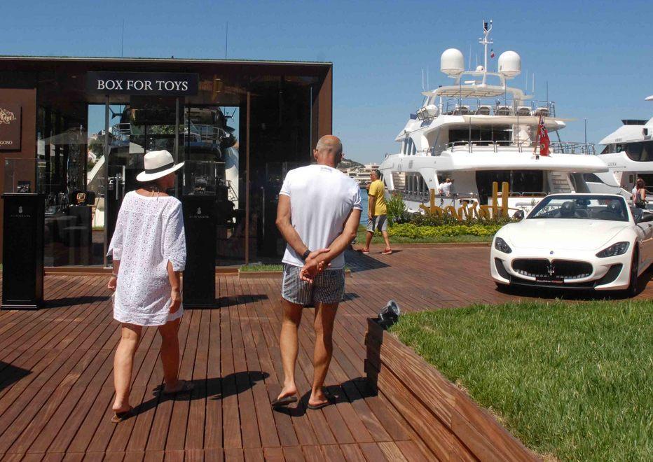 Le vetrine di Harrods resteranno accese per tutta la stagione 