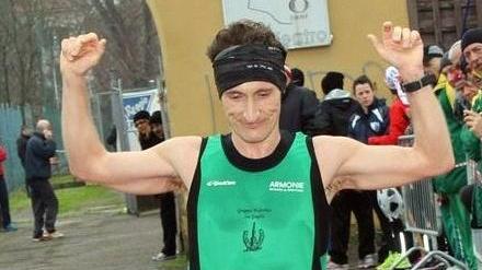 Claudio Costi fa il vuoto alle sue spalle