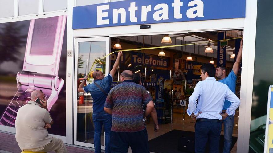 Spaccata da ventimila euro all’Euronics