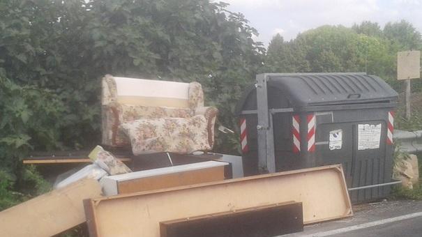 Ancora rifiuti abbandonati Spunta una camera da letto