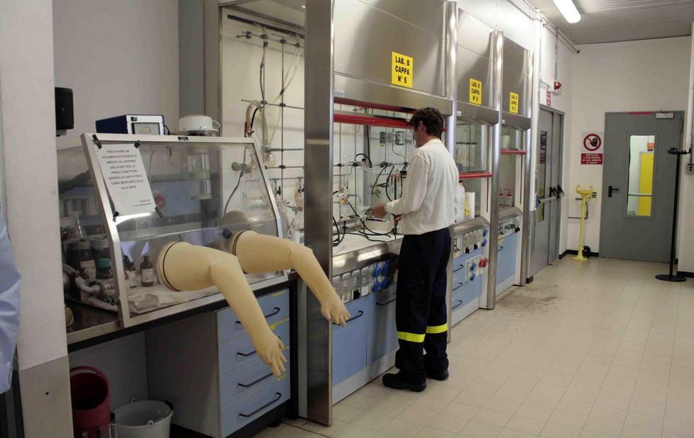«Eni rispetti gli accordi» Oggi tutti al petrolchimico 