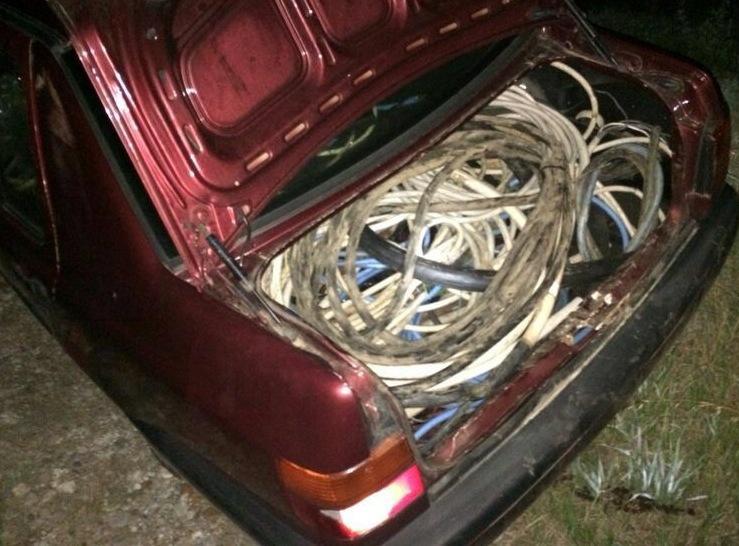 Auto piena di rame rubato i ladri scappano sull’argine 