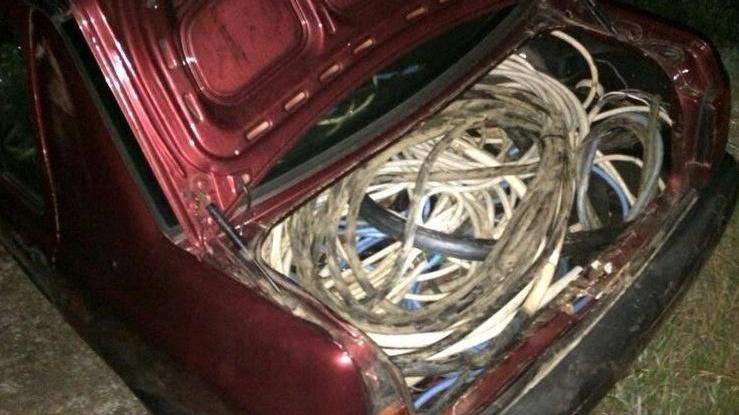 Auto piena di rame rubato i ladri scappano sull’argine