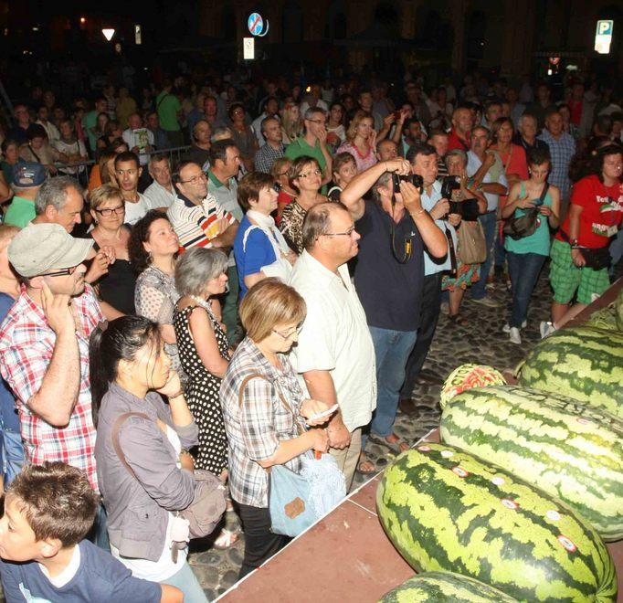 Picchia la sua ex e la figlia con la catena di una bici 