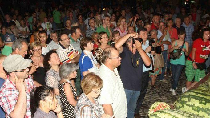 Picchia la sua ex e la figlia con la catena di una bici