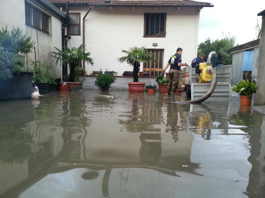 Notte di diluvio su Prato: allagati garage e scantinati, interrotta via dei Trebbi 