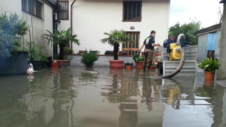 Notte di diluvio su Prato: allagati garage e scantinati, interrotta via dei Trebbi