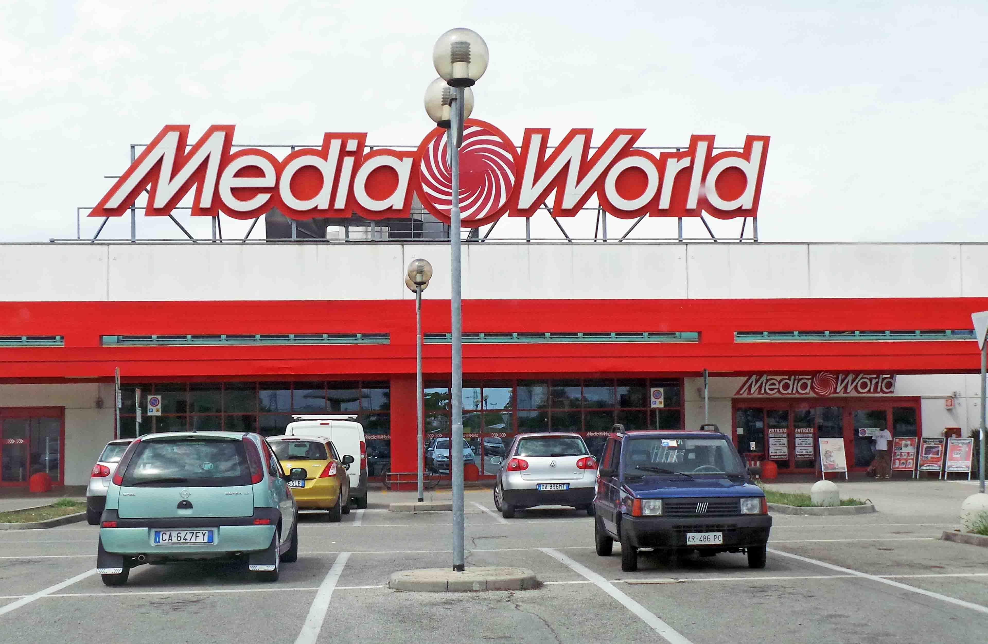L'esterno del market dell'elettronica presa di mira dai ladri