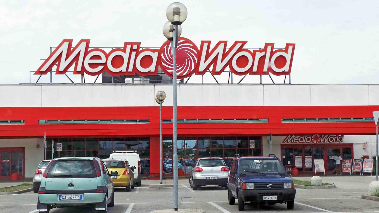 L'esterno del market dell'elettronica presa di mira dai ladri