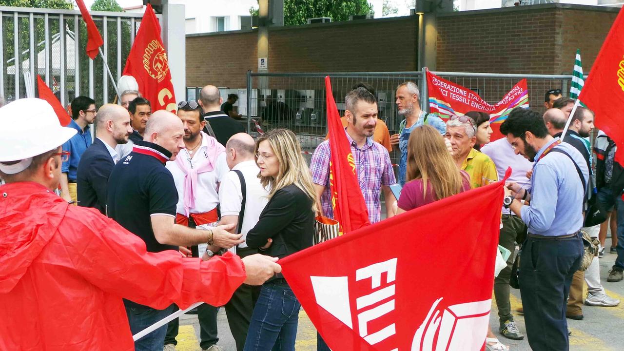 il presidio davanti al Petrolchimico, presnte l'assessore Caterina Ferri