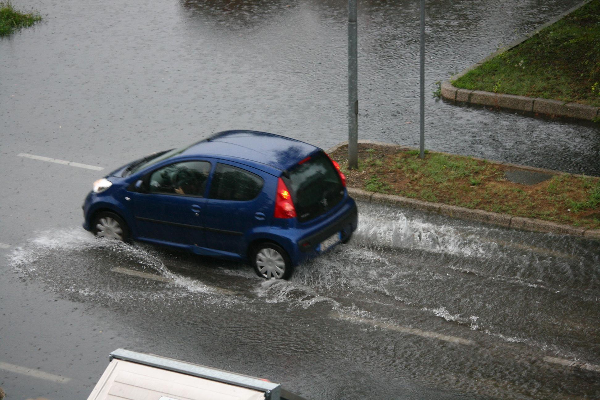 Una strada piena d'acqua in città
