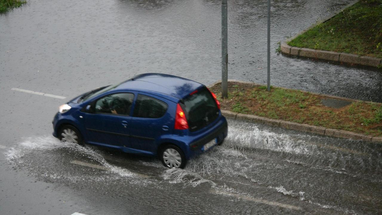 Una strada piena d'acqua in città