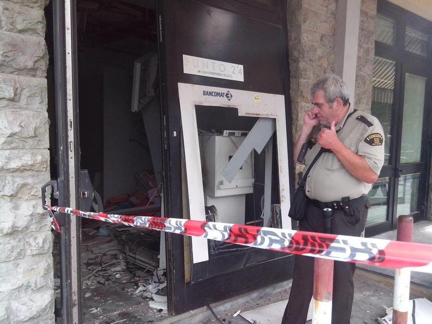 Colpo al bancomat della Crl di Bozzano: banda fa saltare la cassaforte con l’esplosivo 