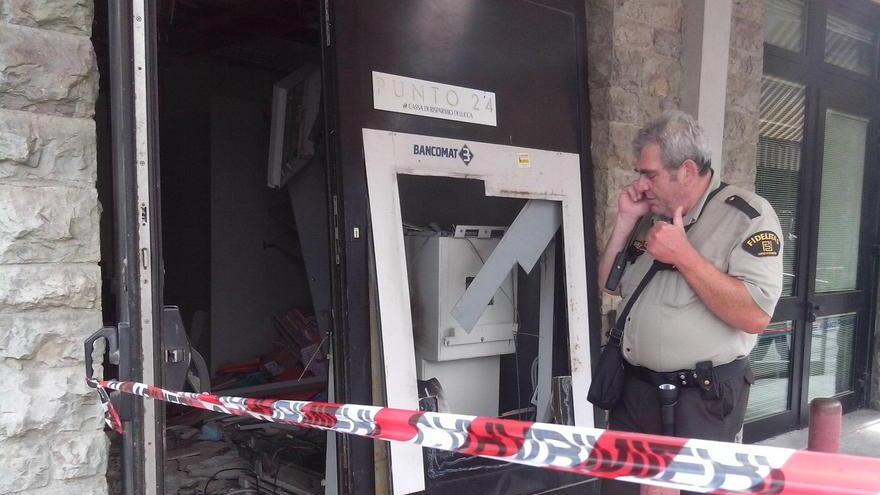 Colpo al bancomat della Crl di Bozzano: banda fa saltare la cassaforte con l’esplosivo