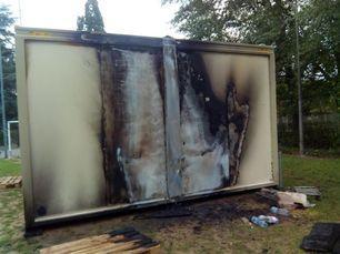 Il container bruciato con fiamme dolose
