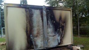 Il container bruciato con fiamme dolose