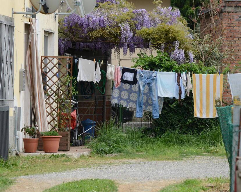 Donna trovata morta in cortile, il compagno accusato di omicidio 