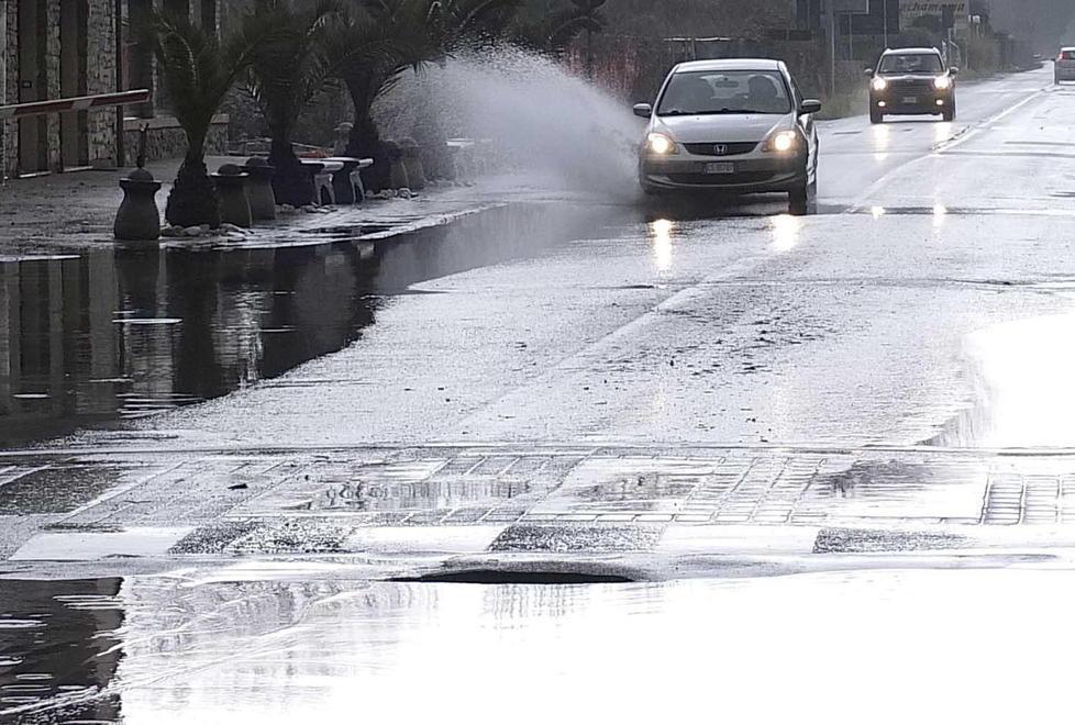 Bomba d'acqua a Marina, allagamenti nelle vie Barbolani, Maiorca e Curzolari 