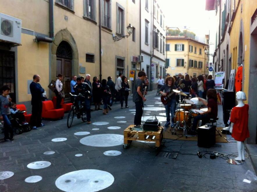 Cena in strada e musica, giovedì di festa in via Cironi 