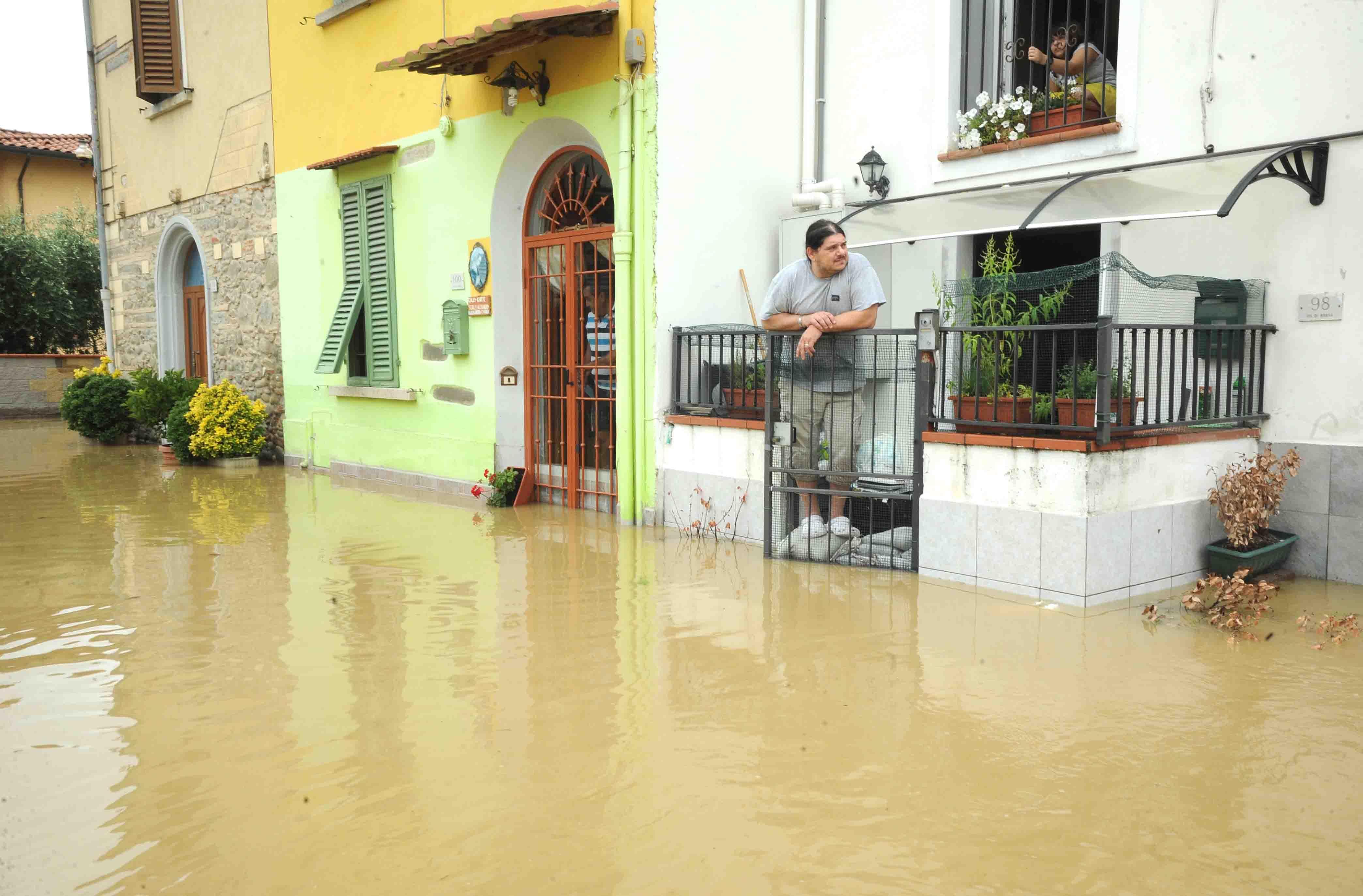 Maltempo, allagate strade e abitazioni. Cittadini infuriati 