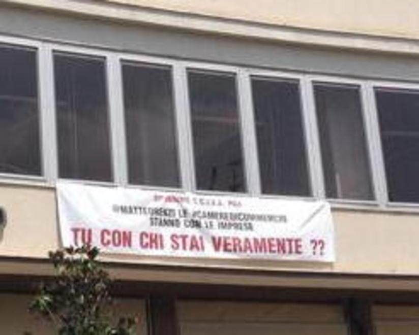 Uno striscione in difesa delle Camere di Commercio 