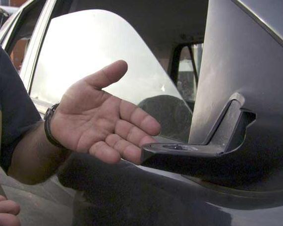 Anziano smaschera la truffa dello specchietto, denunciato un 31enne 