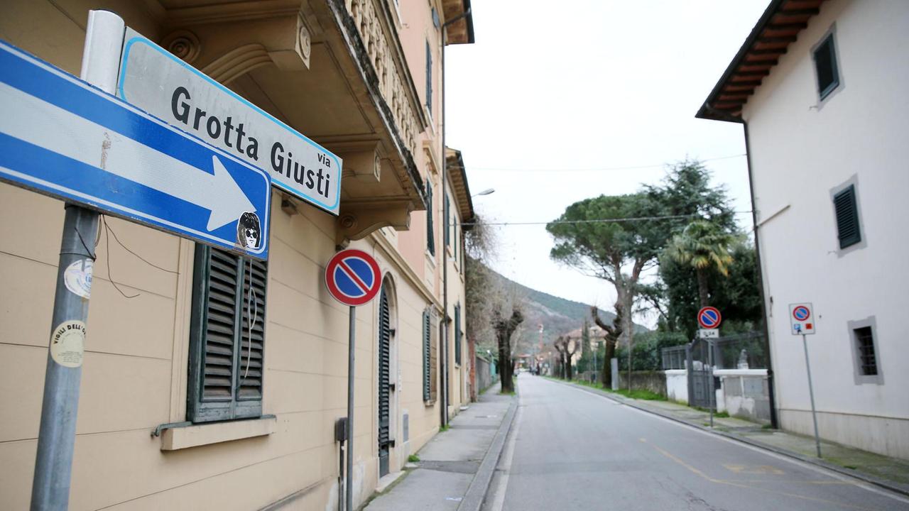 In via Grotta Giusti lavori in ritardo di almeno un mese