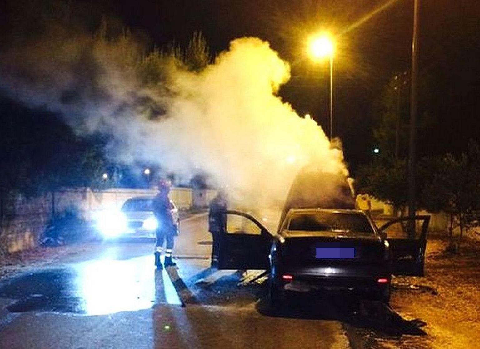 L'auto di Sgarbi in fiamme