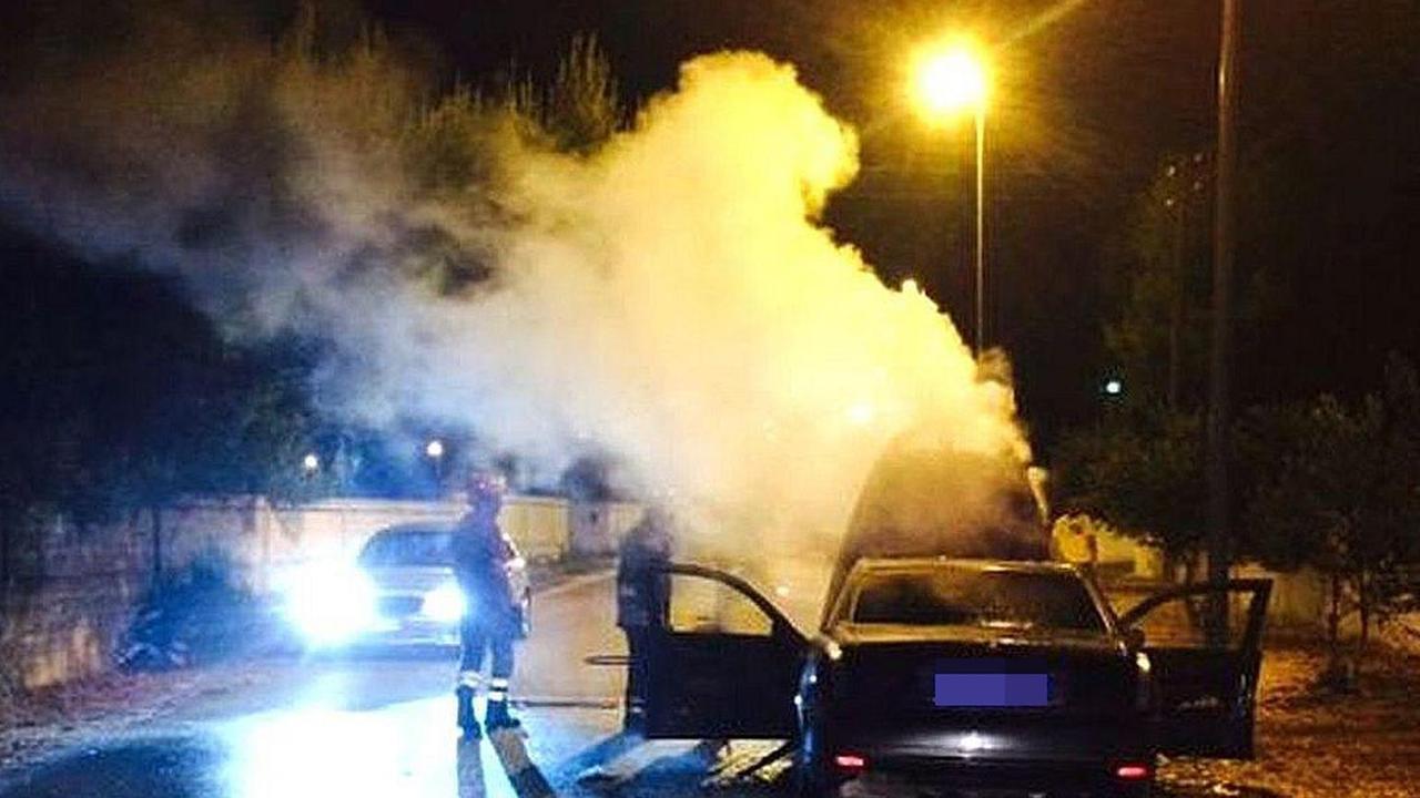 L'auto di Sgarbi in fiamme