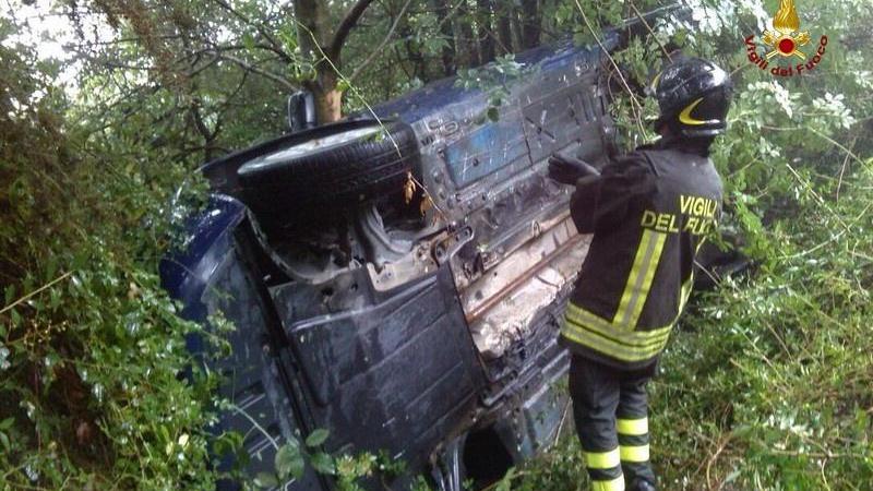 Si ribalta con l’auto e finisce fuori strada