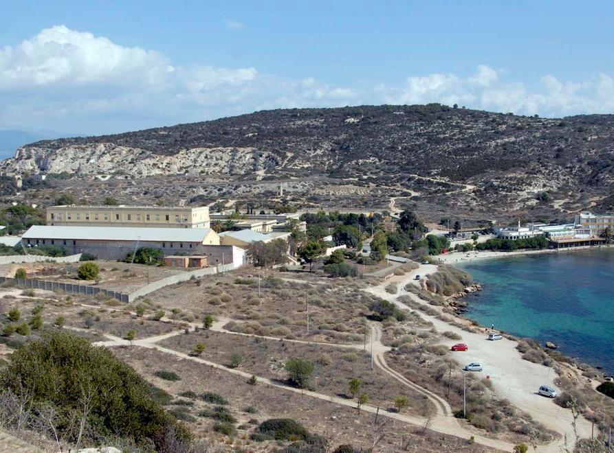 Con la tenda accerchiati dal fuoco: due minorenni salvati dalla squadra nautica dei vigili urbani 