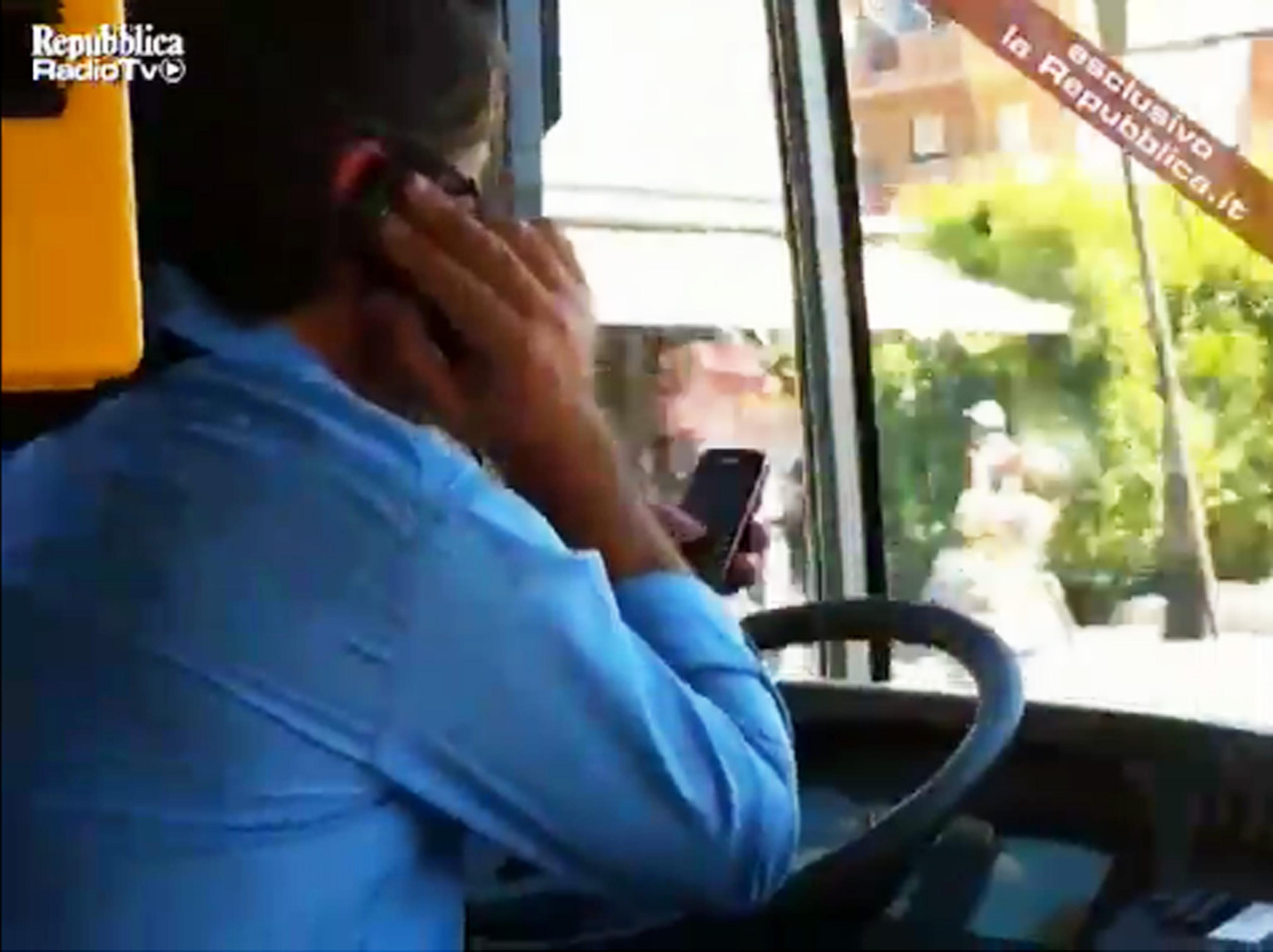 Autisti Seta, guida con il cellulare: «Irresponsabili, subito via la patente» 