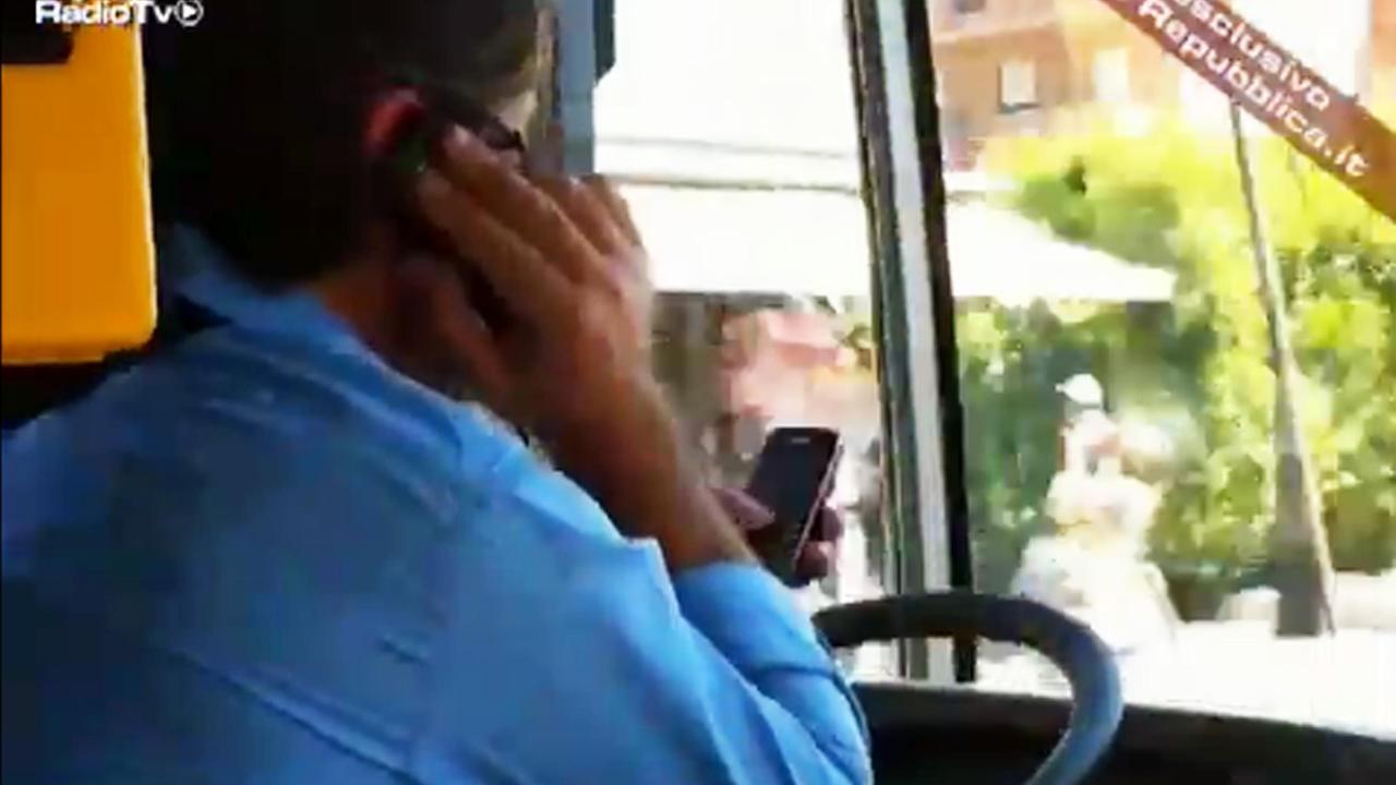 Autisti Seta, guida con il cellulare: «Irresponsabili, subito via la patente»