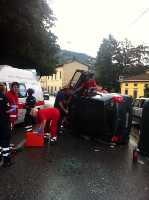 Auto urta contro una vettura in sosta e si ribalta sulla 325 
