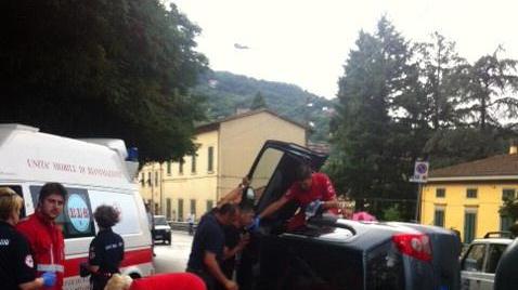 Auto urta contro una vettura in sosta e si ribalta sulla 325