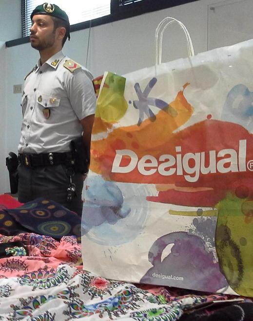 Copiavano Desigual Maxi-sequestro nei pronto moda 