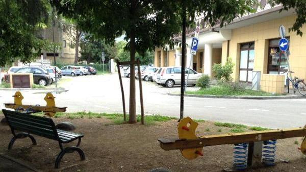 Via Bologna, furti e spaccio i residenti occupano i giardini