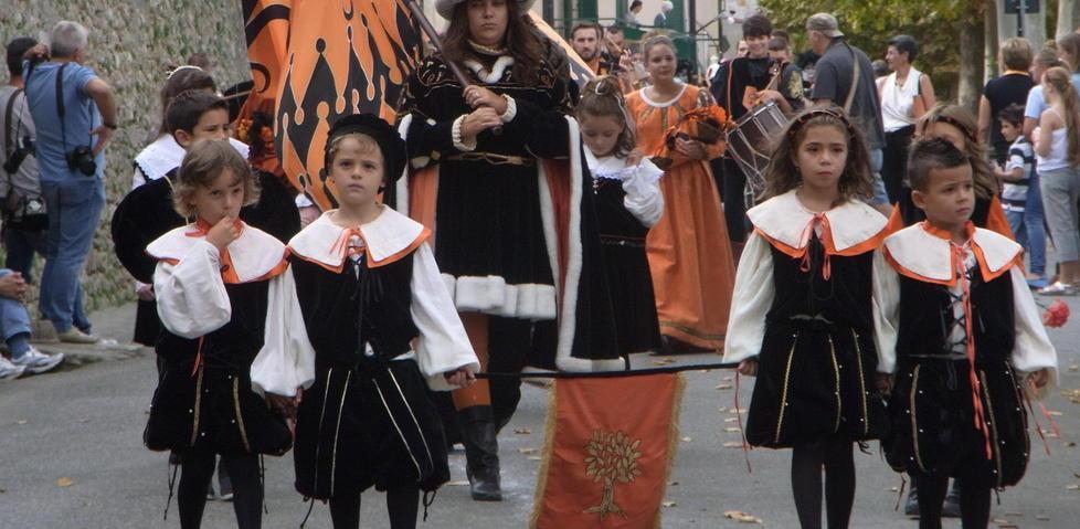 Spettacoli di strada, gruppi musicali e buon cibo in via Roncalli in mostra i costumi del Palio