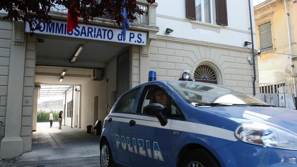 Protesta davanti al commissariato