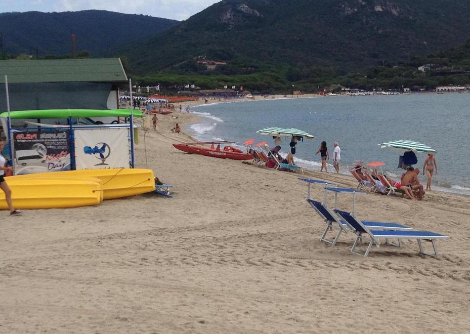 Il maltempo svuota le spiagge dai turisti 
