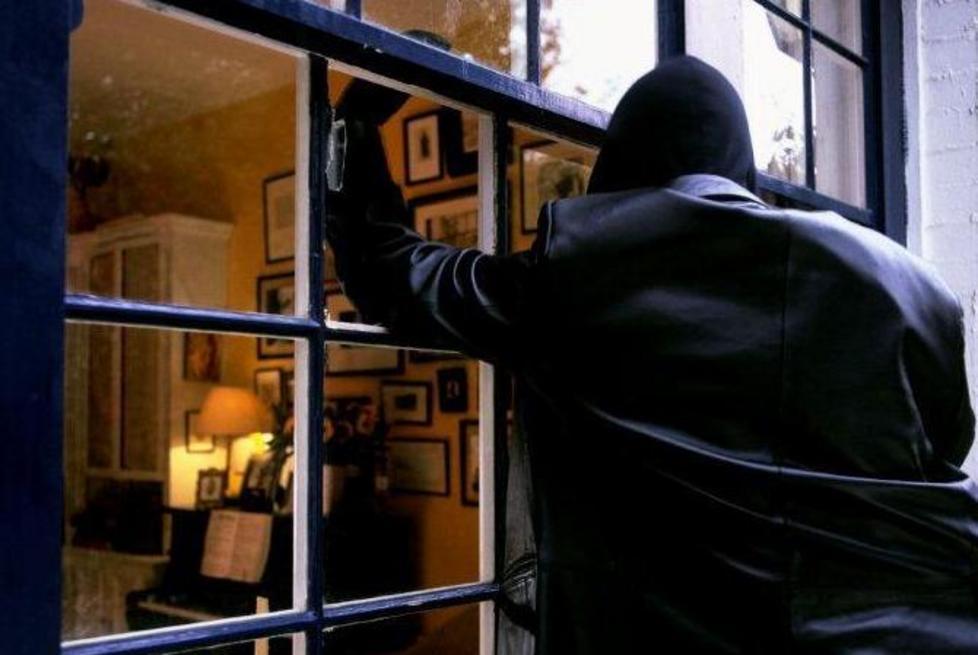 Coppia di poliziotti derubata di televisori, cellulari e pc