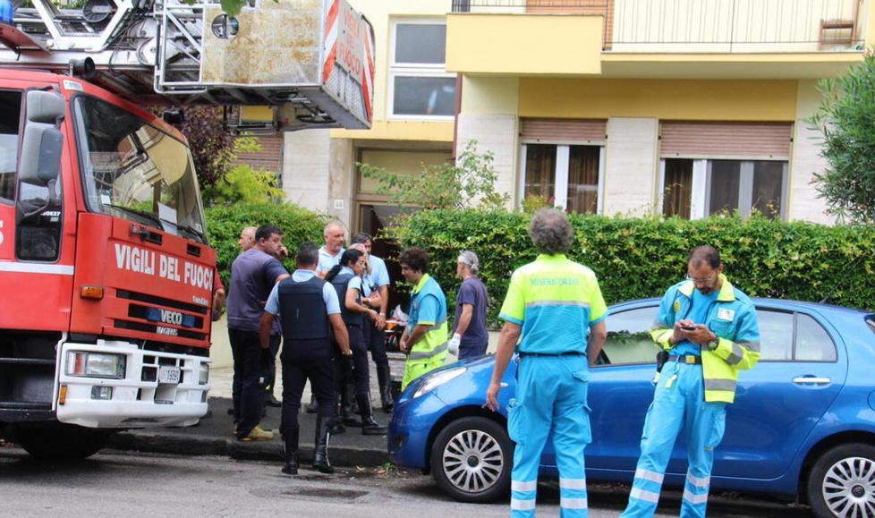Ex parà si barrica in casa e minaccia di far saltare palazzo